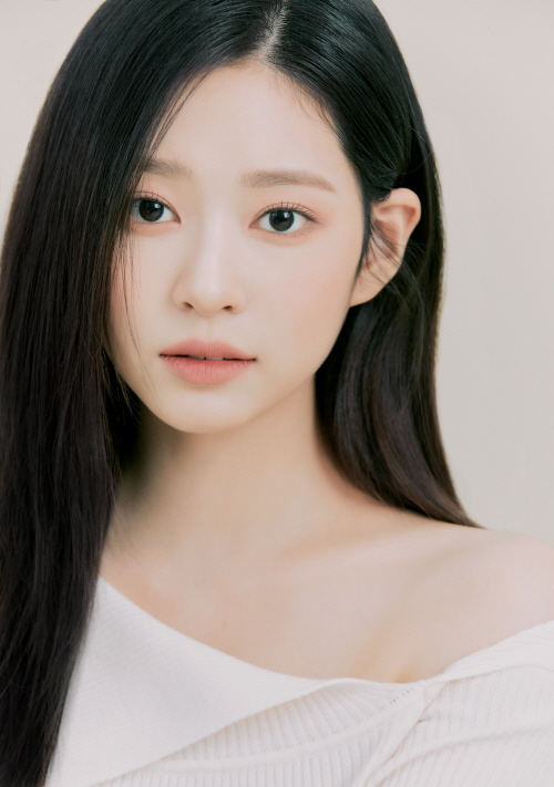 Kim Min Ju New Profile (9).jpg